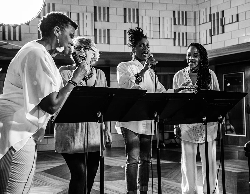 The Sistering jazz group singing